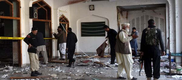 Pakistani security personnel inspect a Shiite Muslim mosque after an attack by Taliban militants in Peshawar on February 13, 2015. - Sputnik Afrique