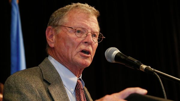 Senator Jim Inhofe, R-Oklahoma, gestures during his victory speech at the Republican watch party in Oklahoma City, Tuesday, Nov. 4, 2014 - Sputnik Afrique