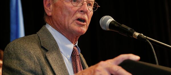 Senator Jim Inhofe, R-Oklahoma, gestures during his victory speech at the Republican watch party in Oklahoma City, Tuesday, Nov. 4, 2014 - Sputnik Afrique