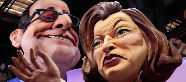 A worker puts the final touches on giant figures of French President Francois Hollande (L) and his former companion Valerie Trierweiler during preparations for the carnival parade in Nice February 5, 2015 - Sputnik Afrique