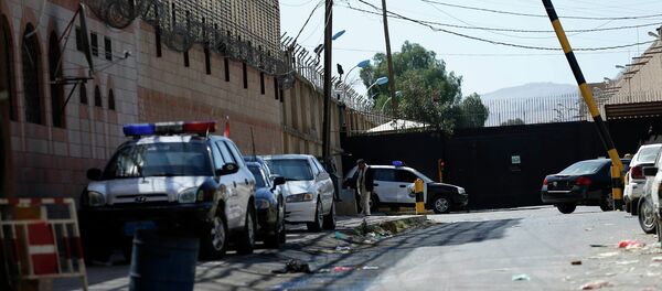A view of the gate of the United Arab Emirates embassy after the embassy was closed in Sanaa February 14, 2015 - Sputnik Afrique