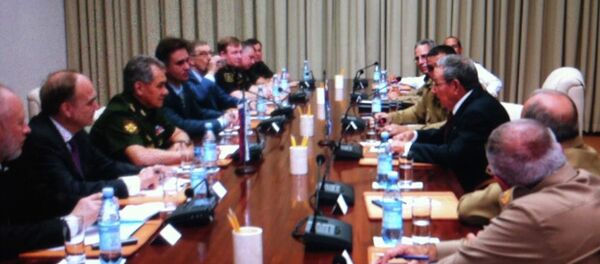 Министр обороны РФ Сергей Шойгу обсудил с председателем Госсовета Кубы Раулем Кастро вопросы военно-технического сотрудничества двух стран - Sputnik Afrique