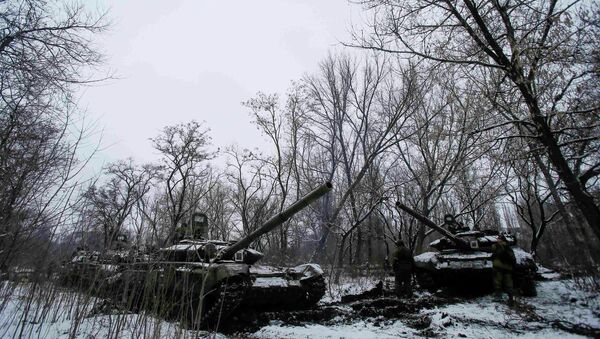 Pro-Russian separatists stand next to tanks on the outskirts of Horlivka, eastern Ukraine February 10, 2015 - Sputnik Afrique