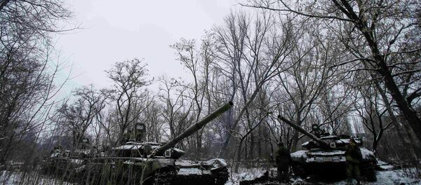 Pro-Russian separatists stand next to tanks on the outskirts of Horlivka, eastern Ukraine February 10, 2015 - Sputnik Afrique