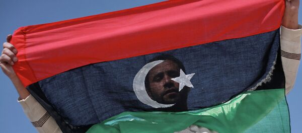 Житель Бенгази с флагом Ливии - Sputnik Afrique