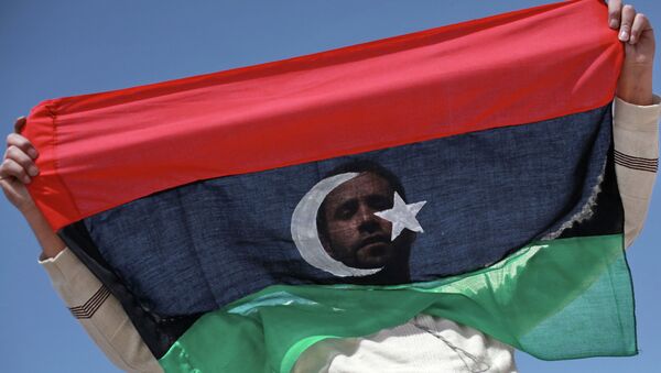 Житель Бенгази с флагом Ливии - Sputnik Afrique