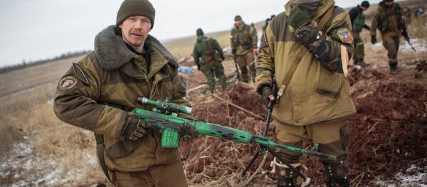 Self-defense fighters of the Donetsk People's Republic in a combat position near the village of Mala Horlivka in the Donetsk Region - Sputnik Afrique