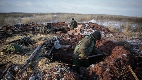 Ополченцы ДНР копают окопы на боевых позициях вблизи поселка Малая Горловка в Донецкой области - Sputnik Afrique