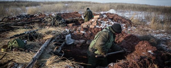 Ополченцы ДНР копают окопы на боевых позициях вблизи поселка Малая Горловка в Донецкой области Ополченцы ДНР копают окопы на боевых позициях вблизи поселка Малая Горловка в Донецкой области - Sputnik Afrique