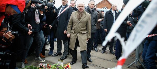 France's Interior Minister Bernard Cazeneuve (C) visits the scene of a cafe shooting in Oesterbro, in Copenhagen, February 15, 2015. - Sputnik Afrique