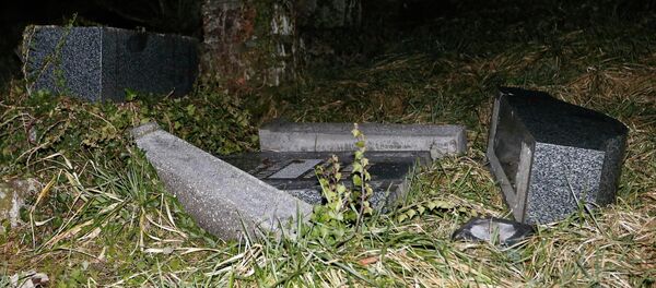 Desecrated tombstones are seen at Sarre-Union Jewish cemetery, eastern France, February 15, 2015. - Sputnik Afrique