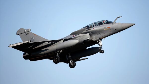 A Rafale fighter jet prepares to land at the air base in Saint-Dizier February 13, 2015. - Sputnik Afrique