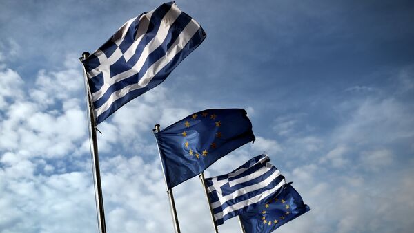 Greek and EU flags wave in the port of the eastern Greek island of Samos in January 20, 2015 - Sputnik Afrique