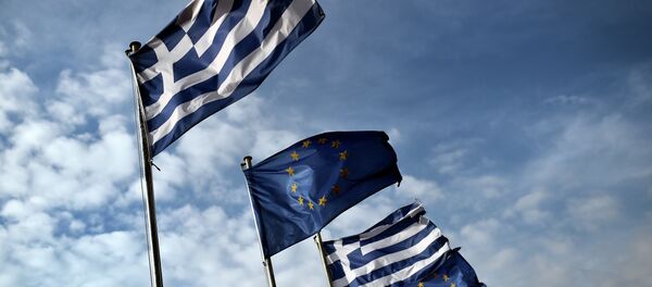 Greek and EU flags wave in the port of the eastern Greek island of Samos in January 20, 2015 - Sputnik Afrique
