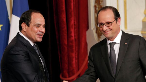 Le Président Francois Hollande serre la main du Président égyptien Abdel-Fattah el-Sissi - Sputnik Afrique