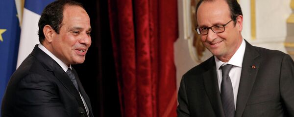 Egyptian President Abdel-Fattah el-Sissi, left, and French President Francois Hollande shake hands after a press conference at the Elysee Palace in Paris, France, Nov. 26, 2014. - Sputnik Afrique