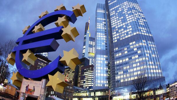 Euro sculpture stands in front of the European Central Bank, right, in Frankfurt, Germany. (File) - Sputnik Afrique