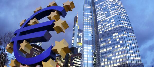 Euro sculpture stands in front of the European Central Bank, right, in Frankfurt, Germany. (File) Euro sculpture stands in front of the European Central Bank, right, in Frankfurt, Germany. (File) - Sputnik Afrique