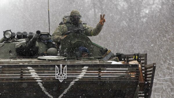 An Ukrainian soldier strikes a V-Victory sign driving on his vehicle on the road between the towns of Debaltseve and Artemivsk, Ukraine, Monday, Feb. 16, 2015. - Sputnik Afrique