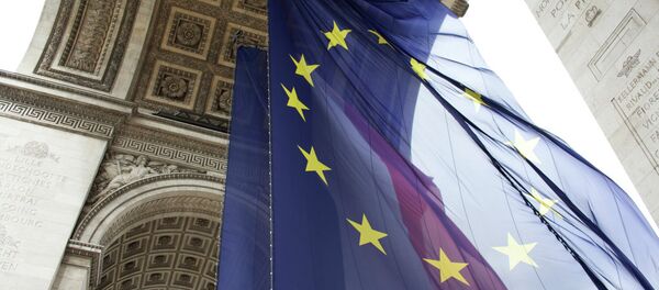 Флаги ЕС и Франции под Триумфальной аркой в Париже Флаги ЕС и Франции под Триумфальной аркой в Париже - Sputnik Afrique