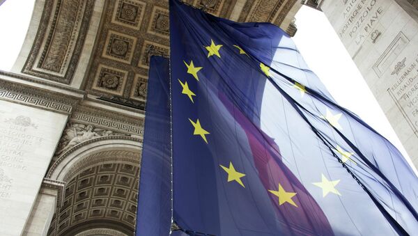 Флаги ЕС и Франции под Триумфальной аркой в Париже - Sputnik Afrique