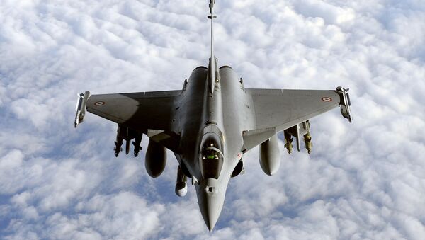 file photo taken on March 30, 2011 shows a French Rafale fighter jet from the Istres military air base approaching an airborne Boeing C-135 refuelling tanker aircraft - Sputnik Afrique