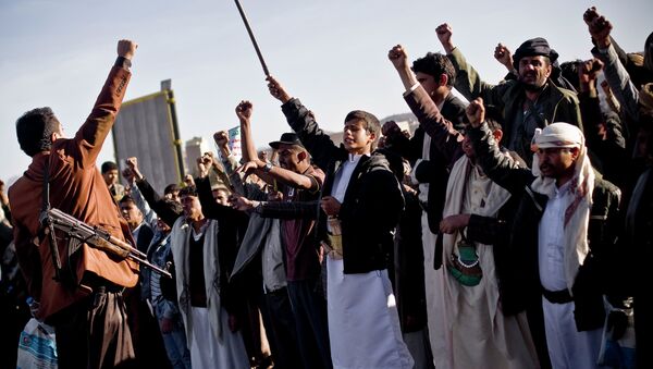 Houthi Shiite Yemenis chant slogans during a rally to show support for their comrades in Sanaa, Yemen, Wednesday, Jan. 28, 2015 - Sputnik Afrique
