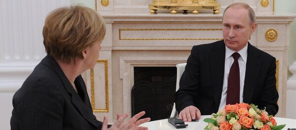 Vladimir Poutine et Angela Merkel à Moscou. Archives - Sputnik Afrique