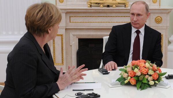 Vladimir Poutine et Angela Merkel à Moscou. Archives - Sputnik Afrique