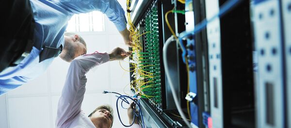 Инженеры в серверной комнате - Sputnik Afrique