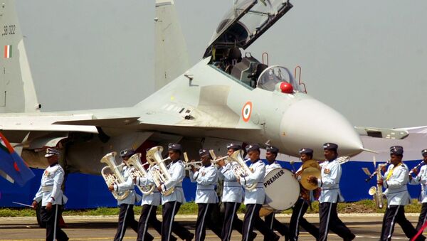 An air force band plays on in front of the Russian-made fighter jet Sukhoi Su-30 MKI during an induction ceremony at the Indian Air Force base of Pune in the eastern Indian state of Maharastra Friday, Sept. 27, 2002 - Sputnik Afrique