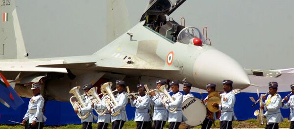An air force band plays on in front of the Russian-made fighter jet Sukhoi Su-30 MKI during an induction ceremony at the Indian Air Force base of Pune in the eastern Indian state of Maharastra Friday, Sept. 27, 2002 An air force band plays on in front of the Russian-made fighter jet Sukhoi Su-30 MKI during an induction ceremony at the Indian Air Force base of Pune in the eastern Indian state of Maharastra Friday, Sept. 27, 2002 - Sputnik Afrique