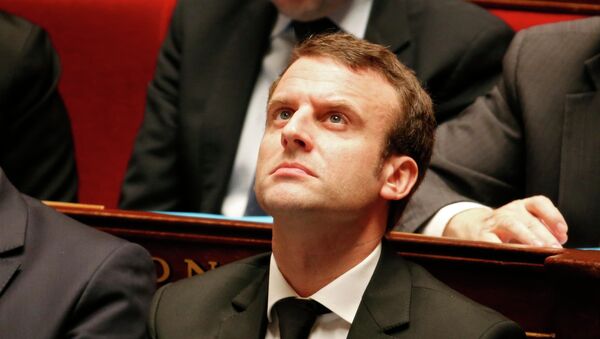French Economy Minister Emmanuel Macron attends the questions to the government session at the National Assembly in Paris February 17, 2015. - Sputnik Afrique