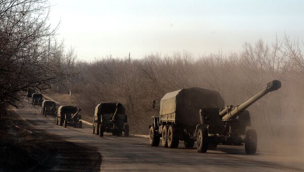 Unmarked military trucks belonging to Pro-Russian separists forces pull cannons as they move as a convoy near eastern Ukrainian city of Yenakievo on February 14, 2015. - Sputnik Afrique