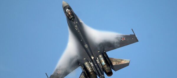 A Sukhoi SU-35 jetfigther performs its demonstration flight during the 50th Paris Air Show at Le Bourget airport, north of Paris, Thursday, June 20, 2013 - Sputnik Afrique