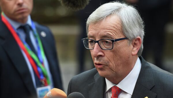 European Commission President Jean-Claude Juncker speaks with journalists as he arrives ahead of the European Council Summit at the European Union (EU) Headquarters in Brussels on February 12, 2015 - Sputnik Afrique