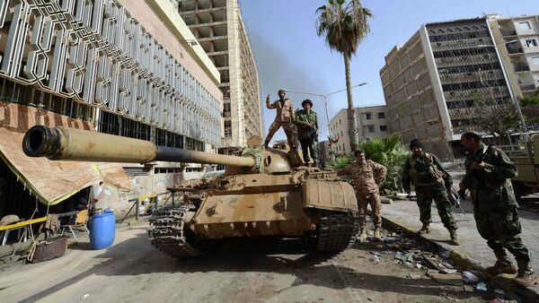 Members of the Libyan pro-government forces, backed by locals, gather on a tank outside the Central Bank, near Benghazi port, January 21, 2015 - Sputnik Afrique