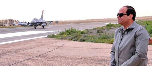 Egyptian President Abdel Fattah al-Sisi looks on during a visit to the border between Egypt and Libya - Sputnik Afrique