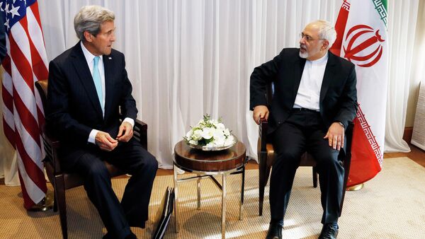 U.S. Secretary of State John Kerry sits with Iranian Foreign Minister Mohammad Javad Zarif before a meeting in Geneva January 14, 2015 - Sputnik Afrique