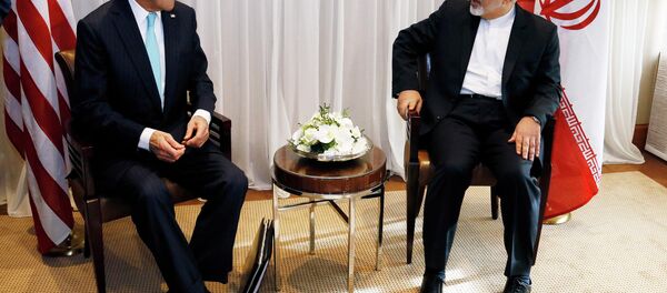 U.S. Secretary of State John Kerry sits with Iranian Foreign Minister Mohammad Javad Zarif before a meeting in Geneva January 14, 2015 - Sputnik Afrique