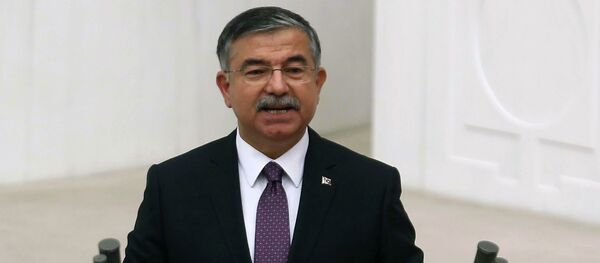 Turkey's Defence Minister Ismet Yilmaz talks during a debate on October 2, 2014. - Sputnik Afrique