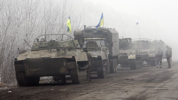 Ukrainian forces vehicles are seen parked on a road between Artemivsk and Debaltseve, Donetsk region, on February 15, 2015 - Sputnik Afrique