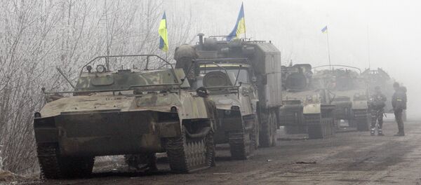 Ukrainian forces vehicles are seen parked on a road between Artemivsk and Debaltseve, Donetsk region, on February 15, 2015 - Sputnik Afrique