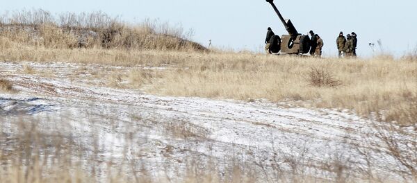 Ukrainian artillery is at a position outside of the village of Luhanske, some 20 kilometers (14 miles) north of Debaltseve, Ukraine, Tuesday, Feb. 17, 2015 - Sputnik Afrique