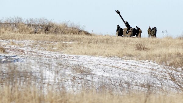 Ukrainian artillery is at a position outside of the village of Luhanske, some 20 kilometers (14 miles) north of Debaltseve, Ukraine, Tuesday, Feb. 17, 2015 - Sputnik Afrique