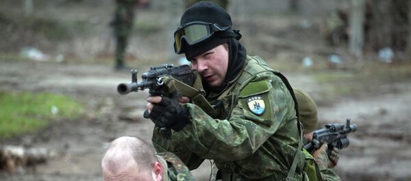 Fighters of the Azov paramilitary battalion, a pro-Ukrainian volunteer armed group, take part in combat drills near the southern Ukrainian city of Mariupol on February 6, 2015 - Sputnik Afrique