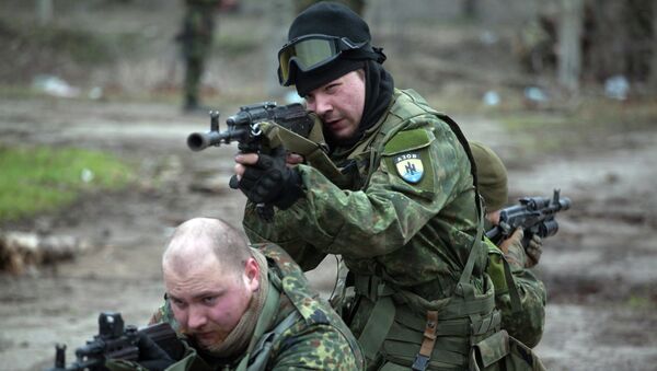 Fighters of the Azov paramilitary battalion, a pro-Ukrainian volunteer armed group, take part in combat drills near the southern Ukrainian city of Mariupol on February 6, 2015 - Sputnik Afrique