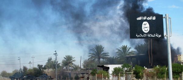 Fumée soulève derrière un drapeau de l'Etat islamique - Sputnik Afrique