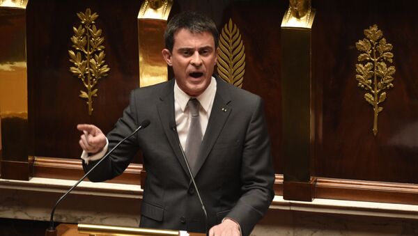 French Prime Minister Manuel Valls speaks prior to parliamentary vote of confidence over the government's economic reform at the French National Assembly on February 19, 2015 in Paris - Sputnik Afrique