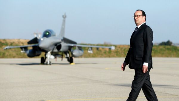 Francois Hollande lors d'une visite à la base aérienne militaire d'Istres - Sputnik Afrique